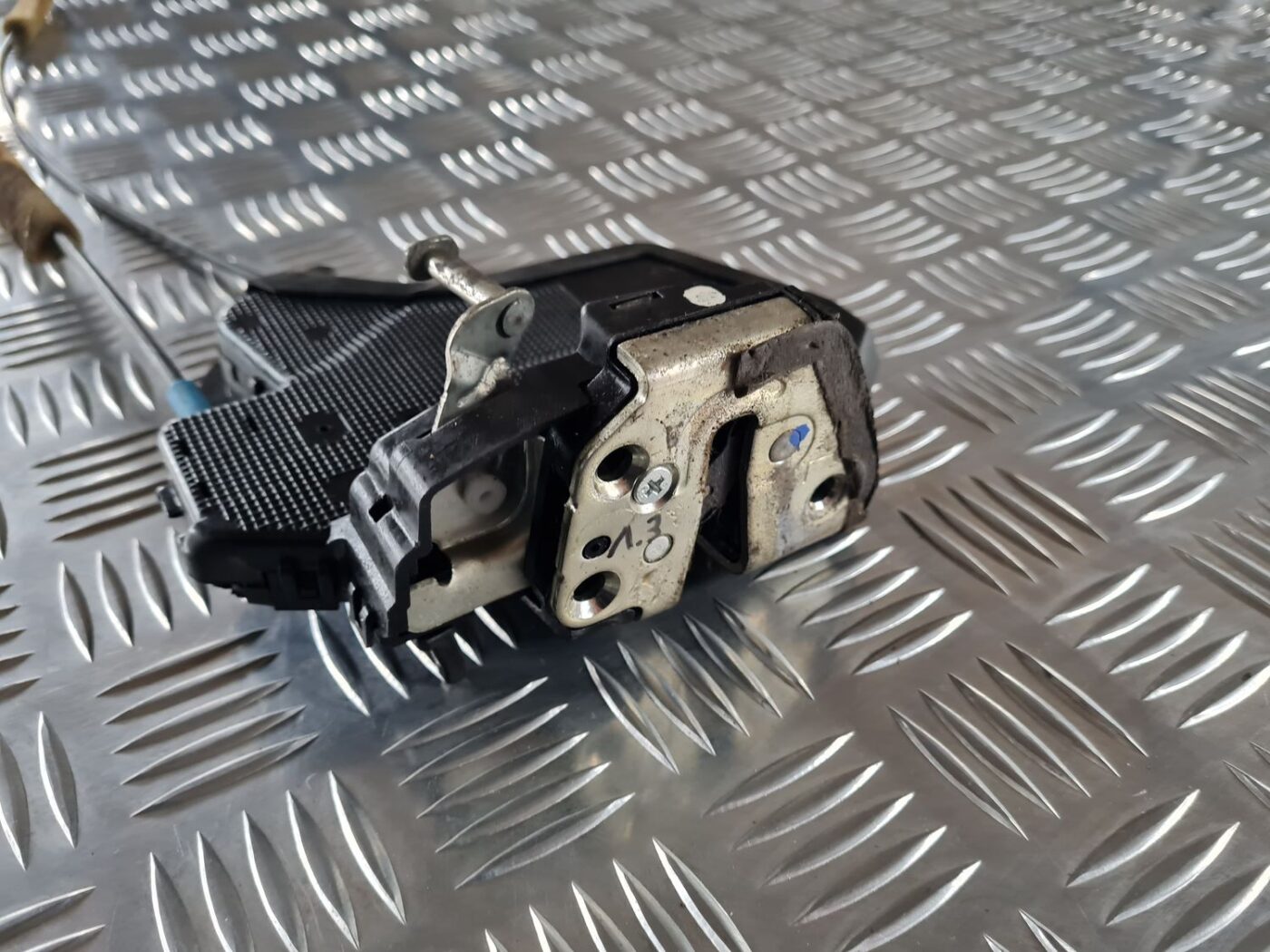 Aizmugurējo kreiso durvju slēdzene priekš TOYOTA AVENSIS 2007 4 Aizmugurējo kreiso durvju slēdzene priekš TOYOTA AVENSIS 2007