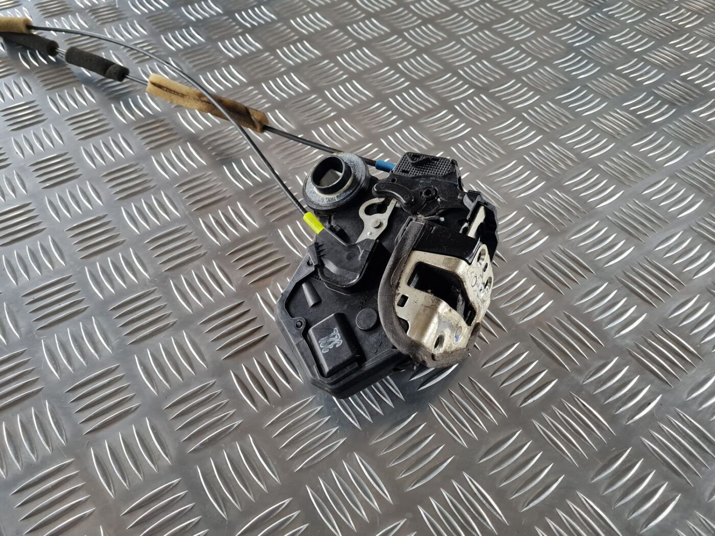 Aizmugurējo kreiso durvju slēdzene priekš TOYOTA AVENSIS 2007 3 Aizmugurējo kreiso durvju slēdzene priekš TOYOTA AVENSIS 2007