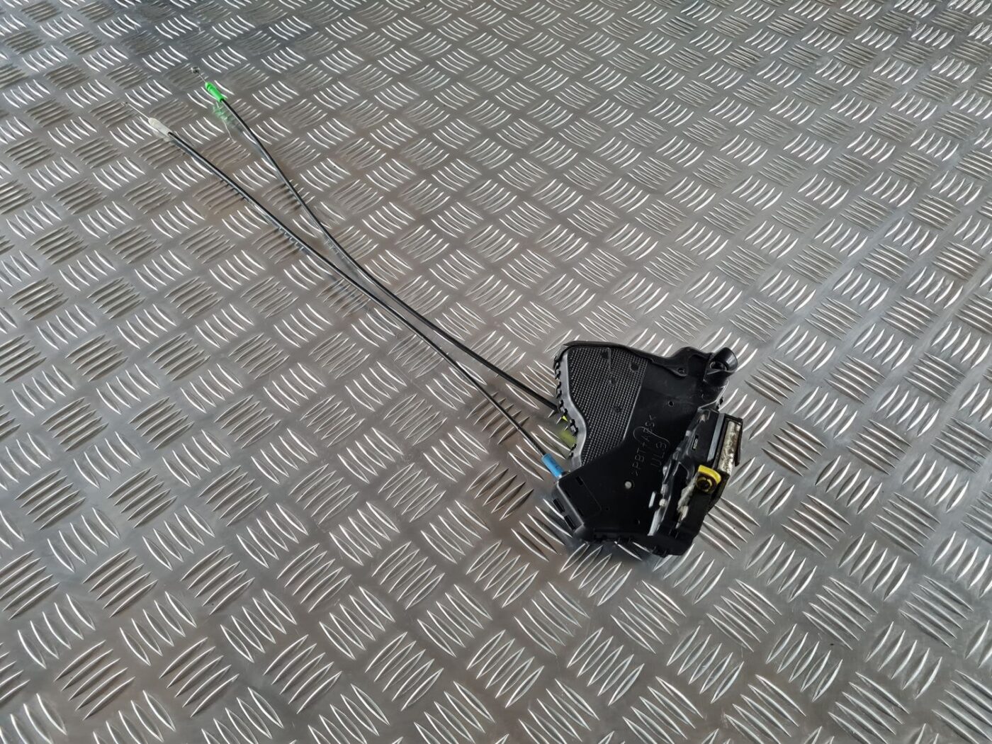 Priekšējo kreiso durvju slēdzene priekš TOYOTA AVENSIS 2007 1 Priekšējo kreiso durvju slēdzene priekš TOYOTA AVENSIS 2007