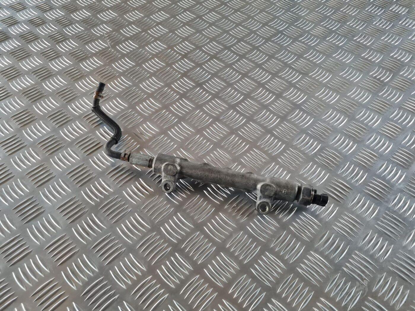 Degvielas sadales caurule priekš TOYOTA AVENSIS 2007 2 Degvielas sadales caurule priekš TOYOTA AVENSIS 2007