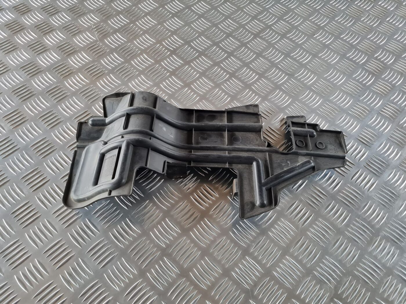 Ieplūdes gaisa deflektors/Difuzors priekš TOYOTA AVENSIS 2007 2 Ieplūdes gaisa deflektors/Difuzors priekš TOYOTA AVENSIS 2007