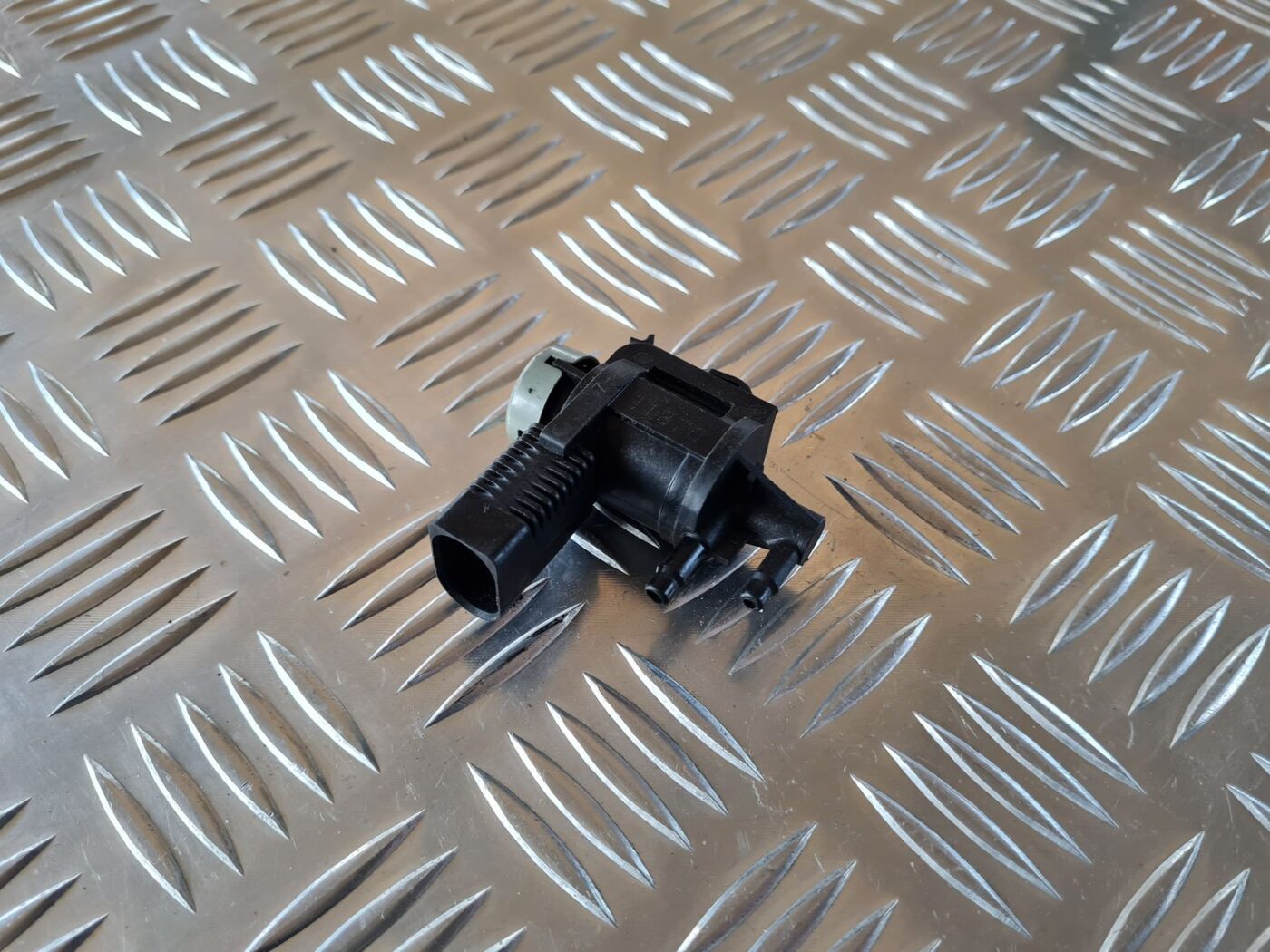 Solenoīda vakuuma vārsts priekš AUDI A6 2008 3 Solenoīda vakuuma vārsts priekš AUDI A6 2008