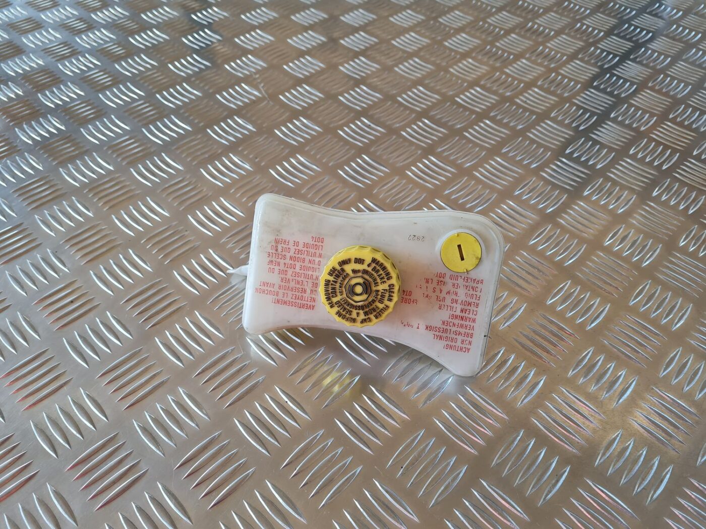 Bremžu šķidruma tvertne priekš AUDI A6 2008 2 Bremžu šķidruma tvertne priekš AUDI A6 2008