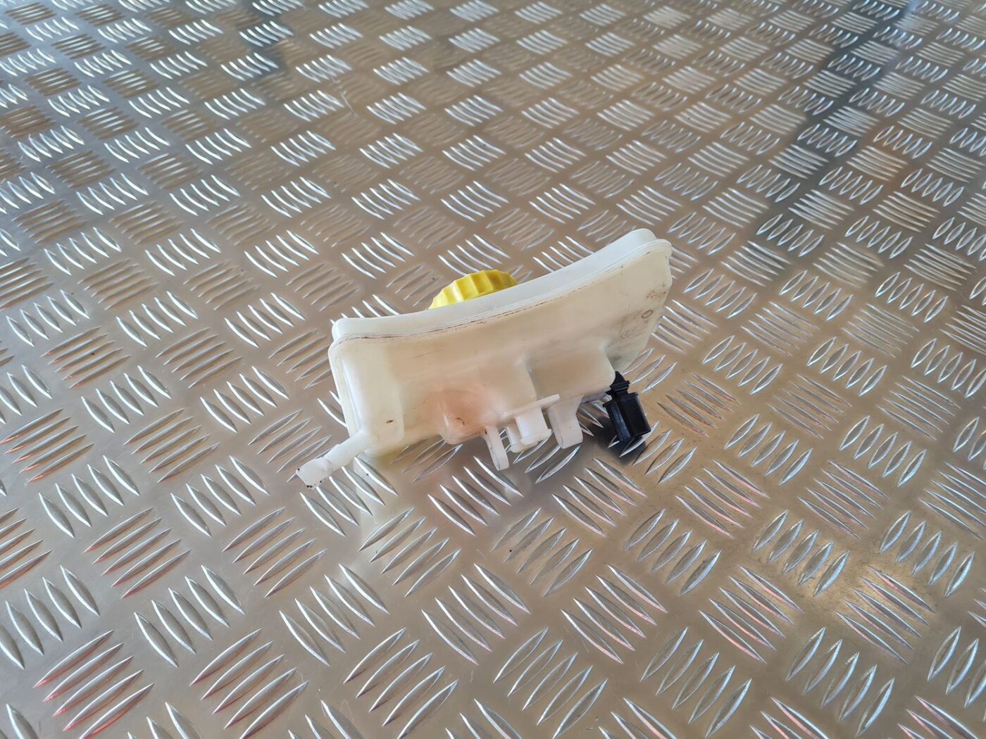 Bremžu šķidruma tvertne priekš AUDI A6 2008 3 Bremžu šķidruma tvertne priekš AUDI A6 2008