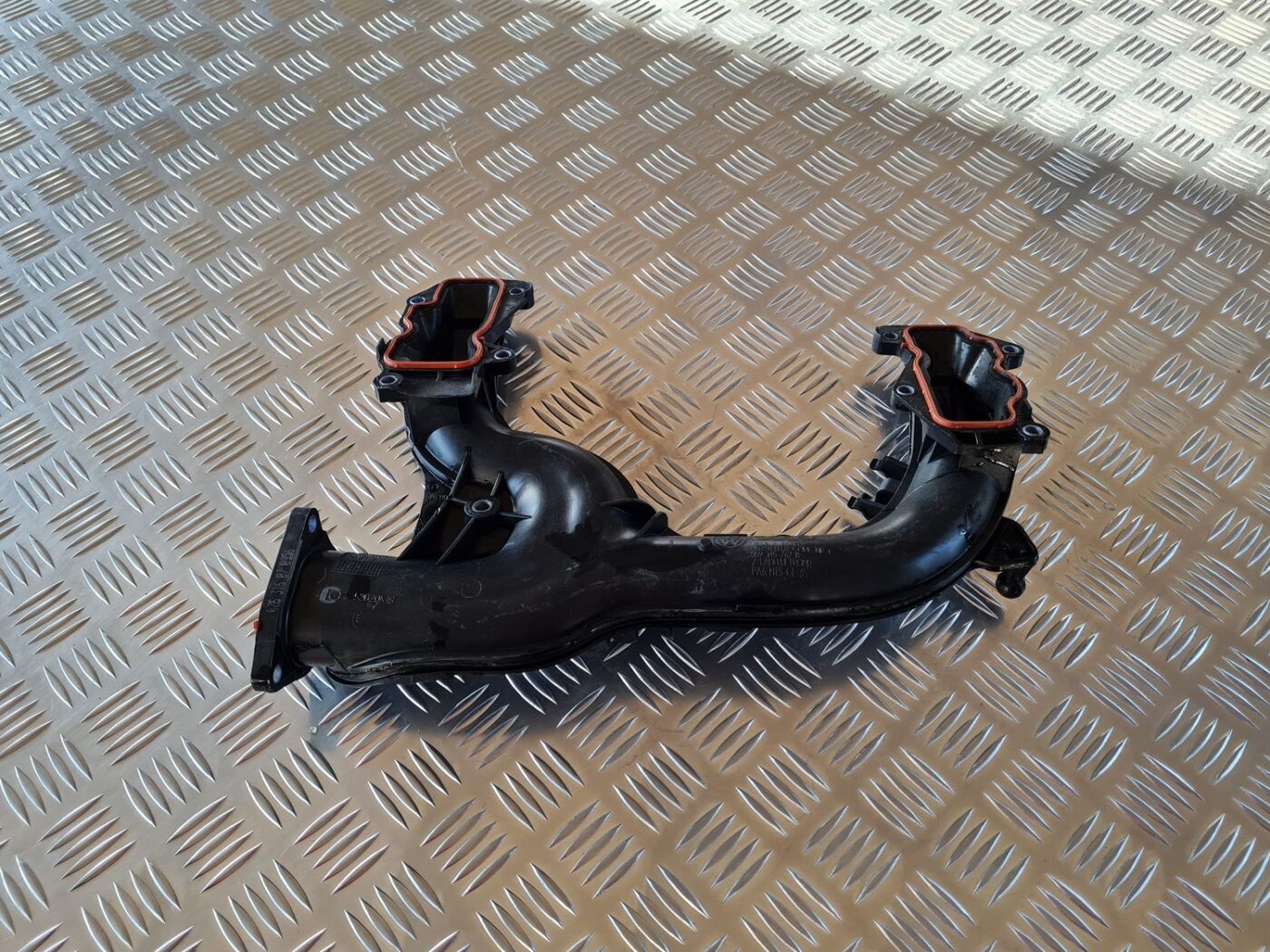 Ieplūdes kolektors priekš AUDI A6 2008 2 Ieplūdes kolektors priekš AUDI A6 2008