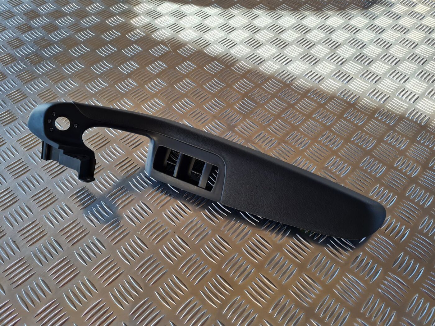 Priekšējo kreiso durvju apdare priekš AUDI A6 2008 1 Priekšējo kreiso durvju apdare priekš AUDI A6 2008