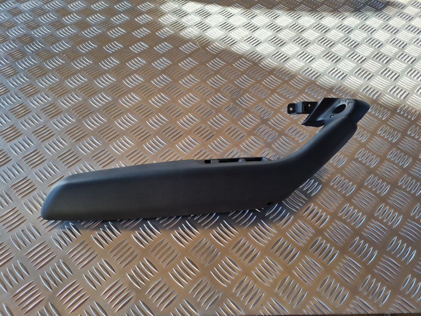 Priekšējo kreiso durvju apdare priekš AUDI A6 2008 4 Priekšējo kreiso durvju apdare priekš AUDI A6 2008