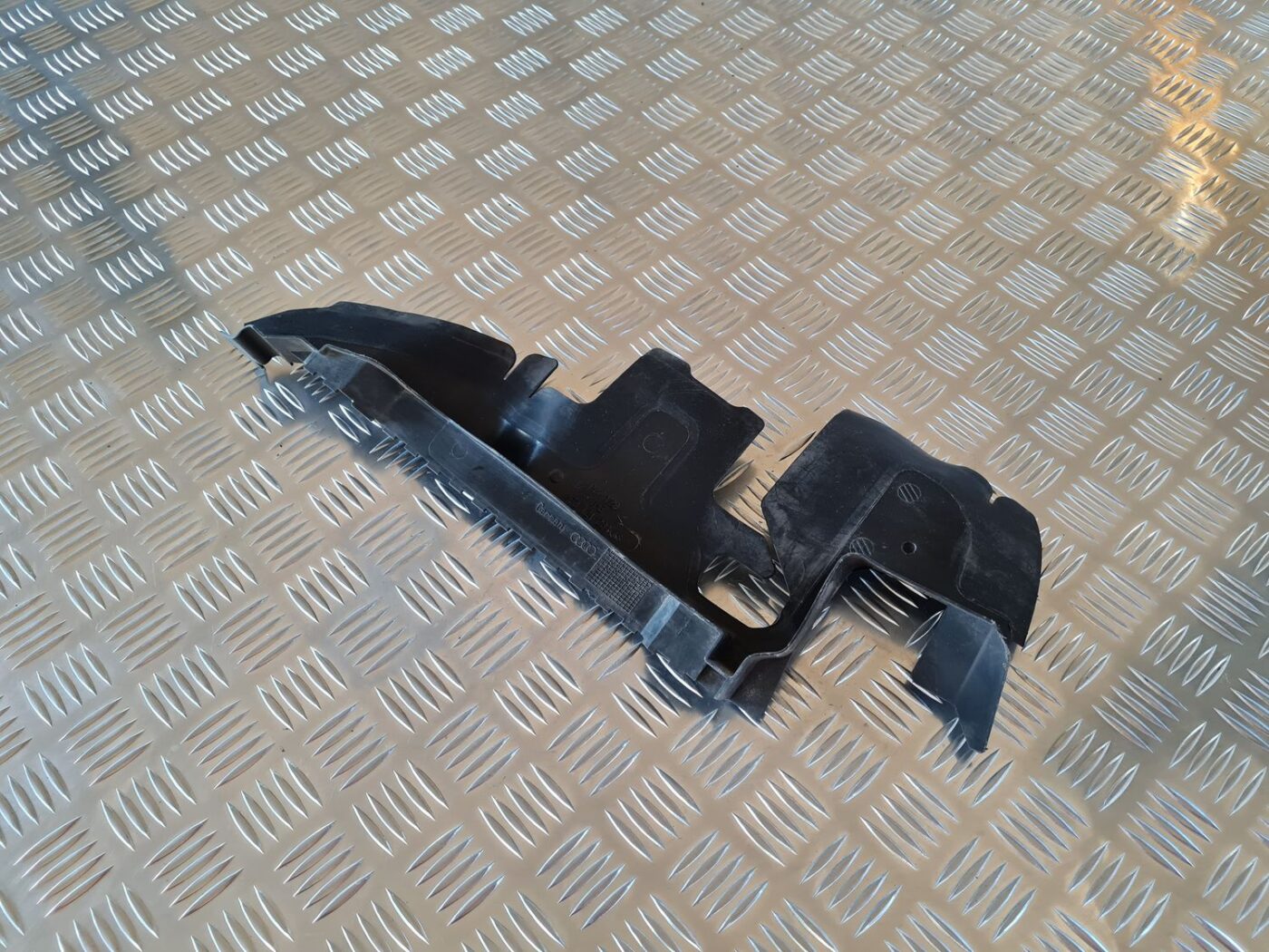 Ieplūdes gaisa deflektors/Difuzors priekš AUDI A6 2008 1 Ieplūdes gaisa deflektors/Difuzors priekš AUDI A6 2008