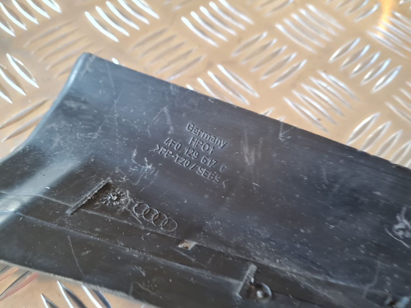 Ieplūdes gaisa deflektors/Difuzors priekš AUDI A6 2008 2 Ieplūdes gaisa deflektors/Difuzors priekš AUDI A6 2008