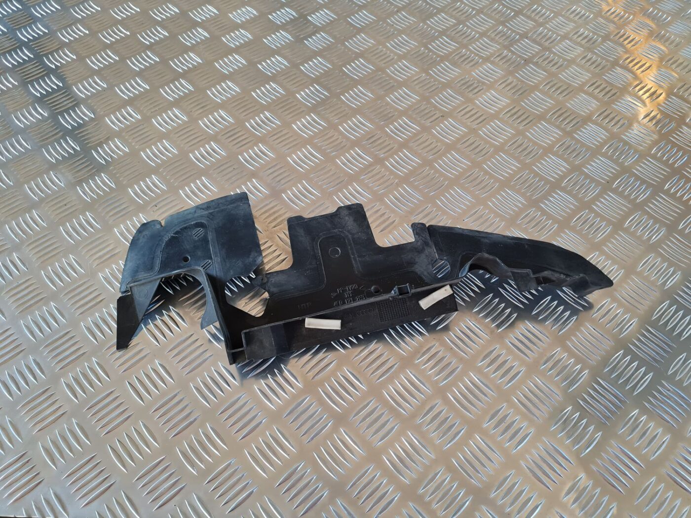 Ieplūdes gaisa deflektors/Difuzors priekš AUDI A6 2008 1 Ieplūdes gaisa deflektors/Difuzors priekš AUDI A6 2008