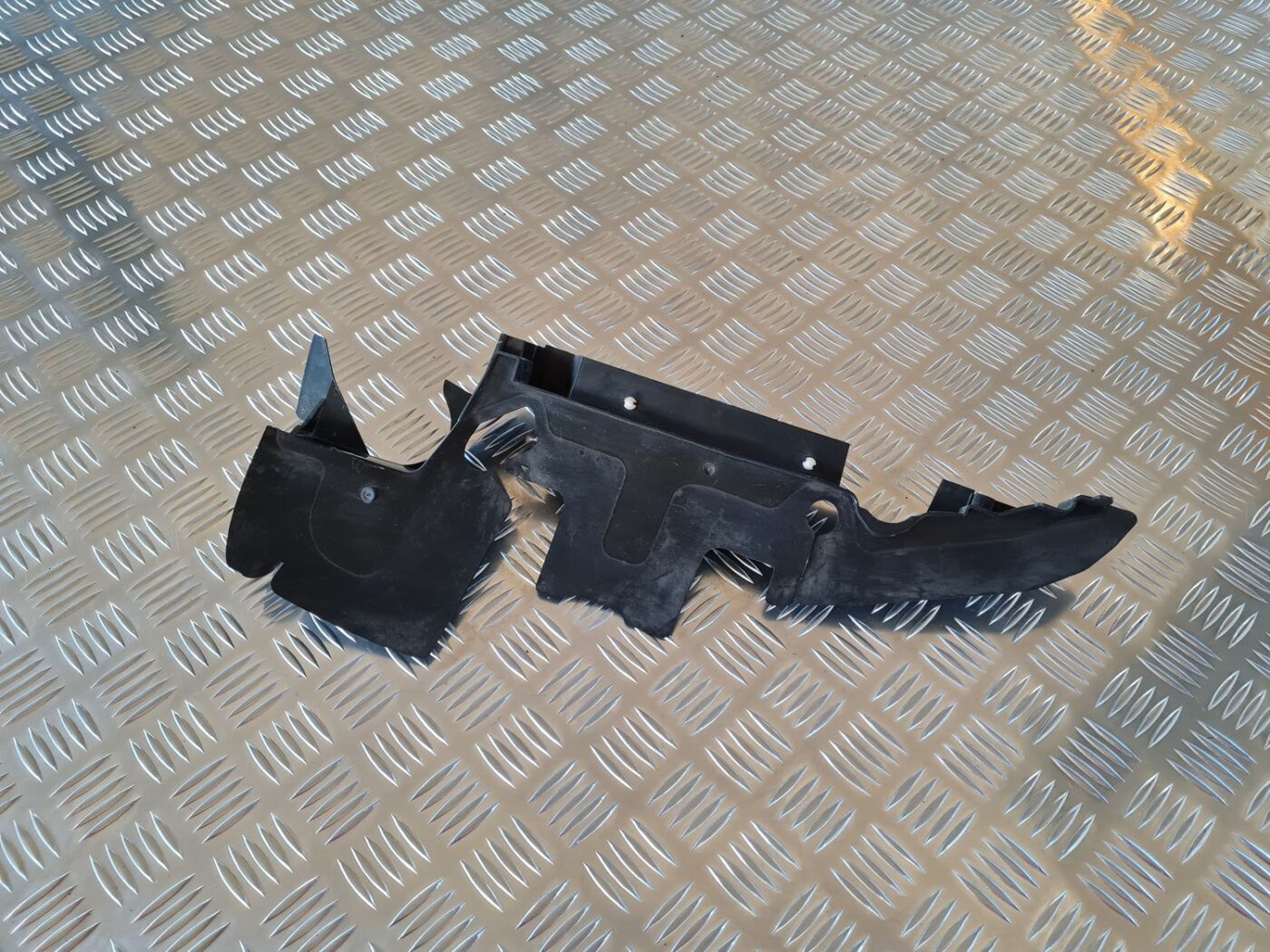 Ieplūdes gaisa deflektors/Difuzors priekš AUDI A6 2008 3 Ieplūdes gaisa deflektors/Difuzors priekš AUDI A6 2008