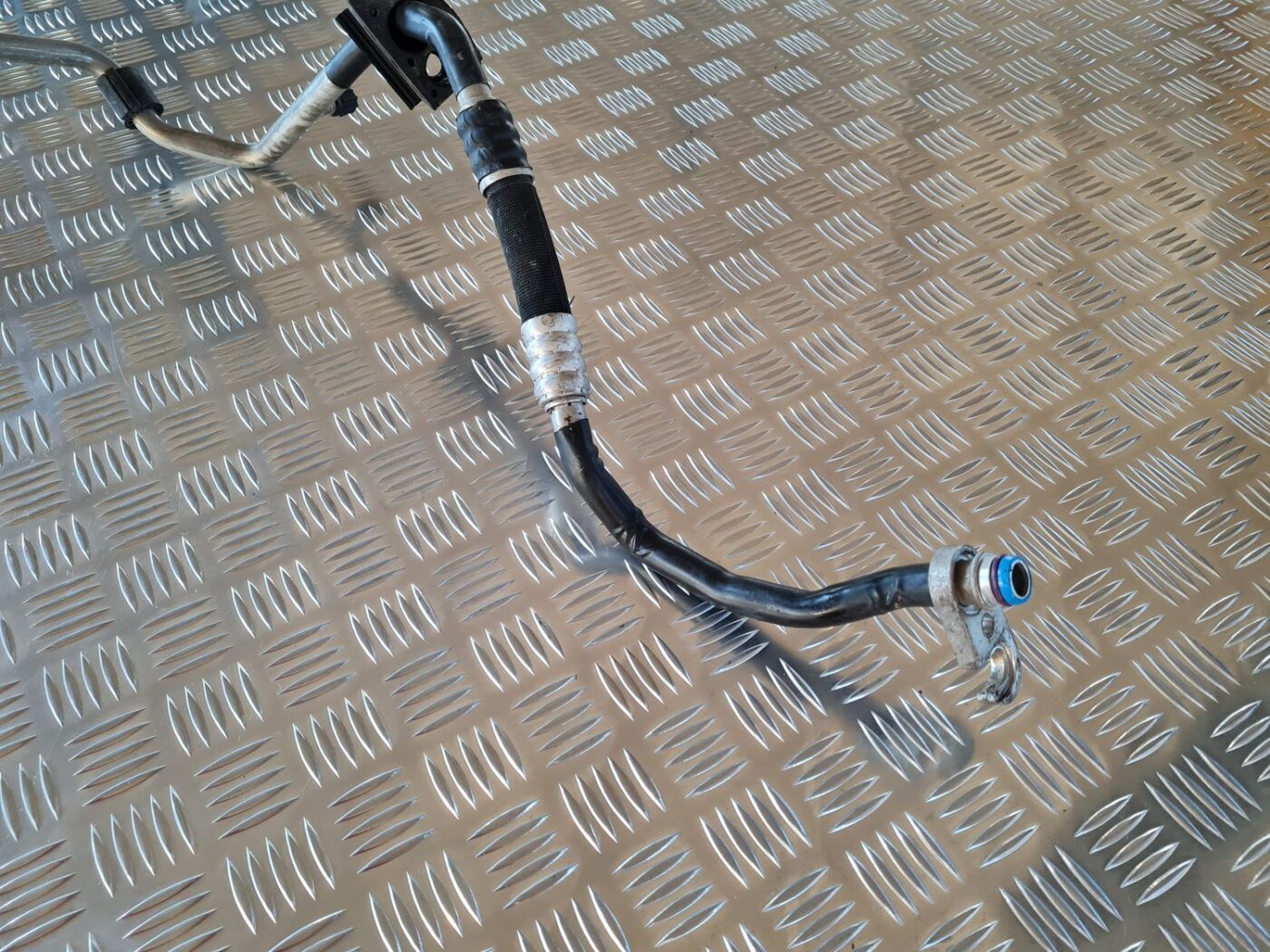 Gaisa kondicioniera galvenā caurule priekš AUDI A6 2008 2 Gaisa kondicioniera galvenā caurule priekš AUDI A6 2008