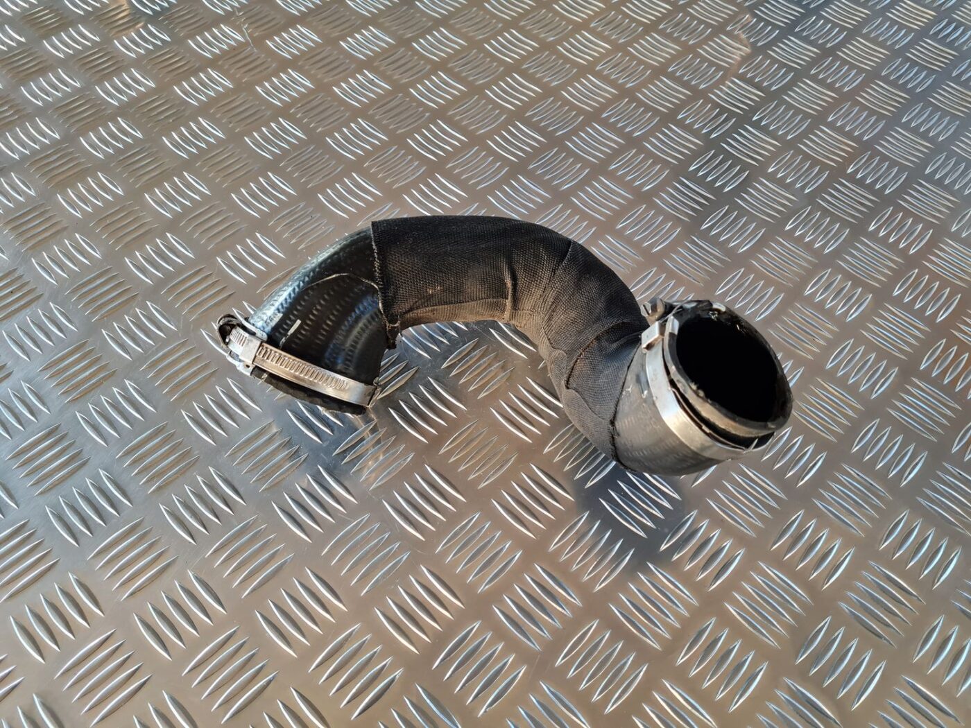 Interkulera caurule priekš AUDI A6 2008 1 Interkulera caurule priekš AUDI A6 2008