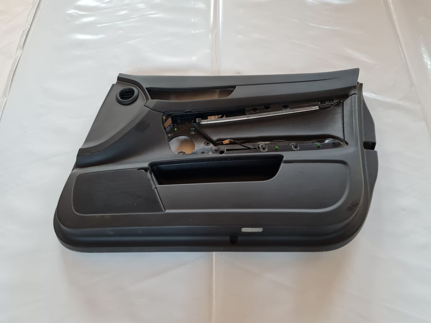 Priekšējo labo durvju apdare priekš AUDI A6 2008 1 Priekšējo labo durvju apdare priekš AUDI A6 2008