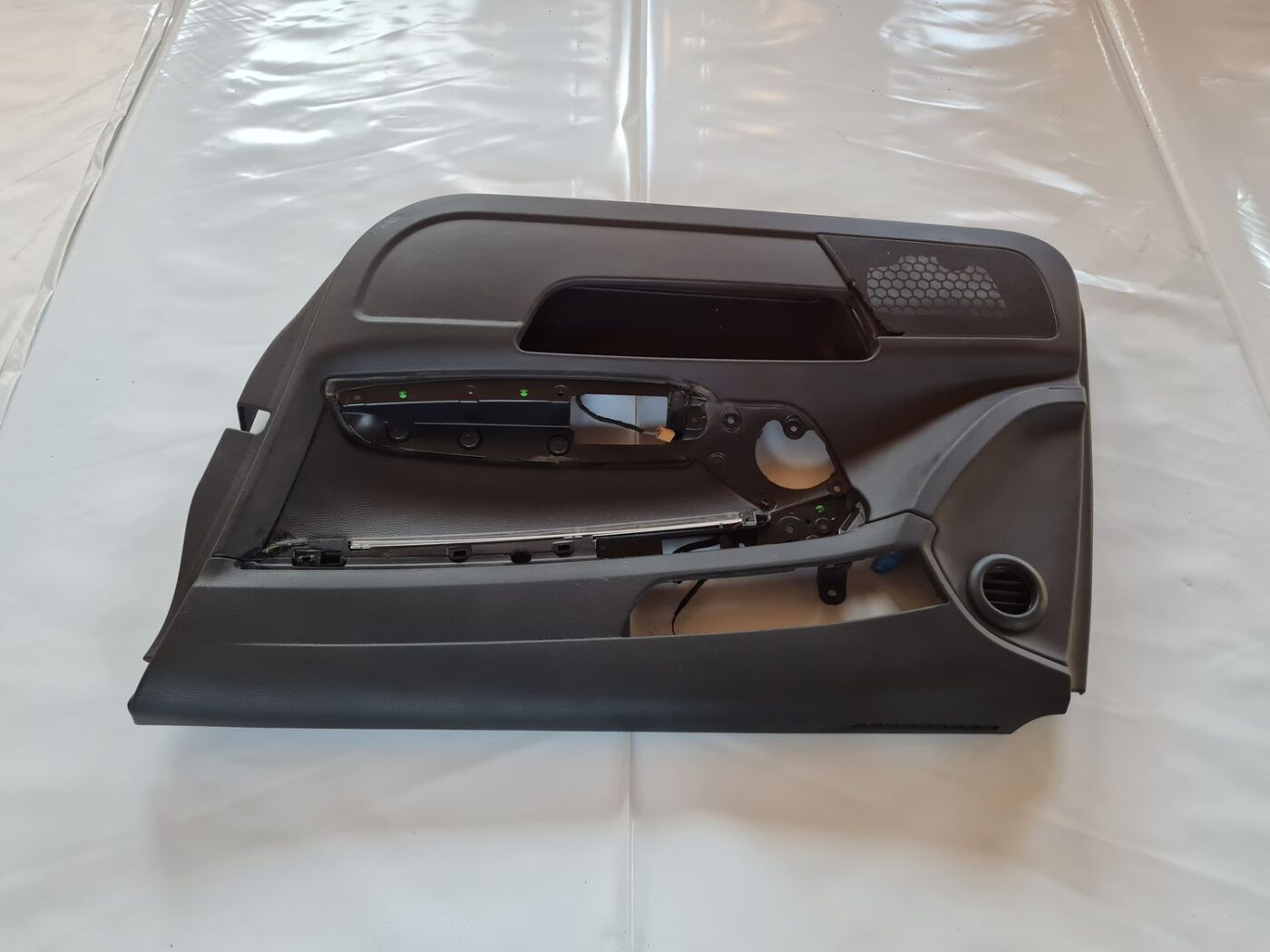 Priekšējo labo durvju apdare priekš AUDI A6 2008 5 Priekšējo labo durvju apdare priekš AUDI A6 2008