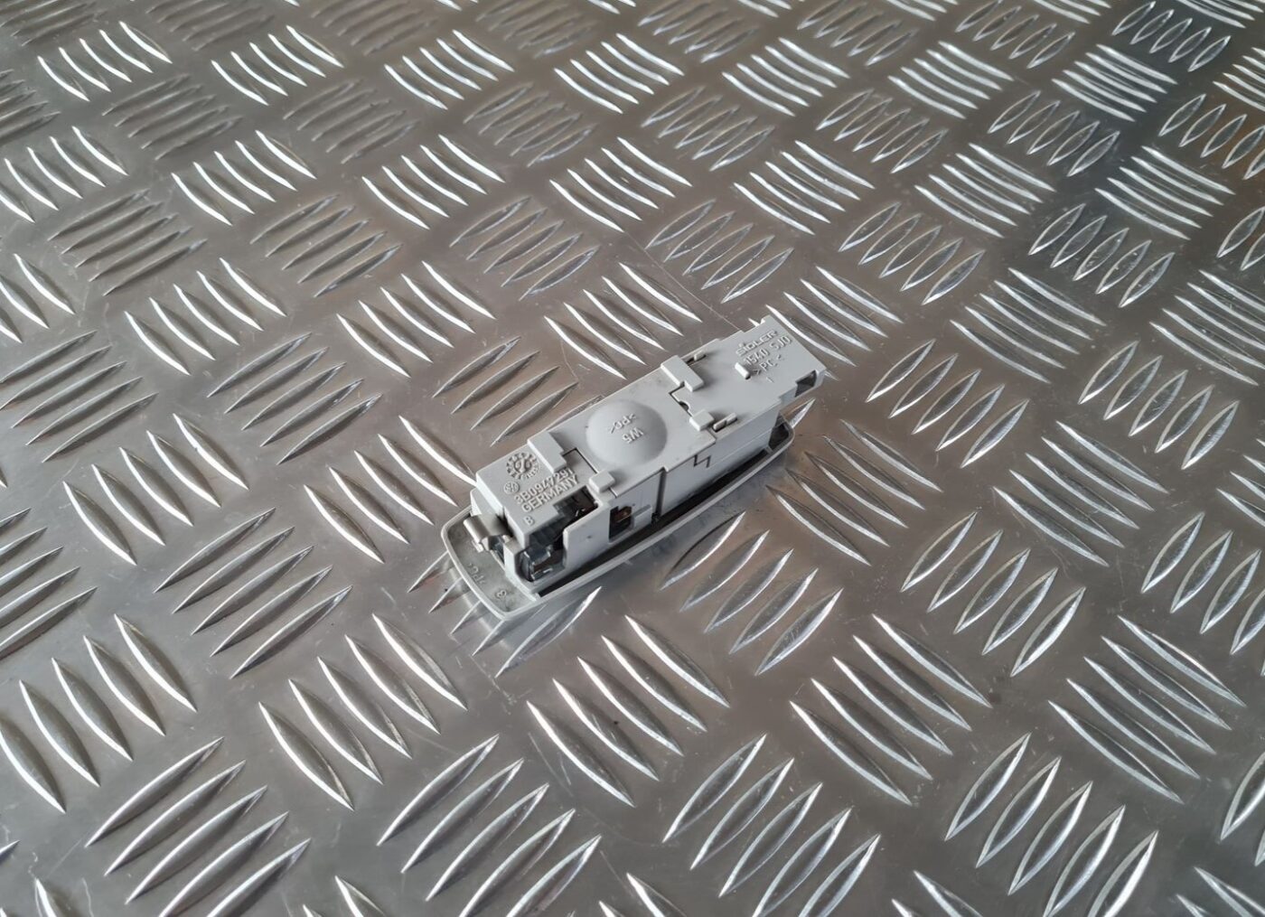 Aizmugurējo sēdvietu apgaismojums priekš VW GOLF IV 1999 4 Aizmugurējo sēdvietu apgaismojums priekš VW GOLF IV 1999