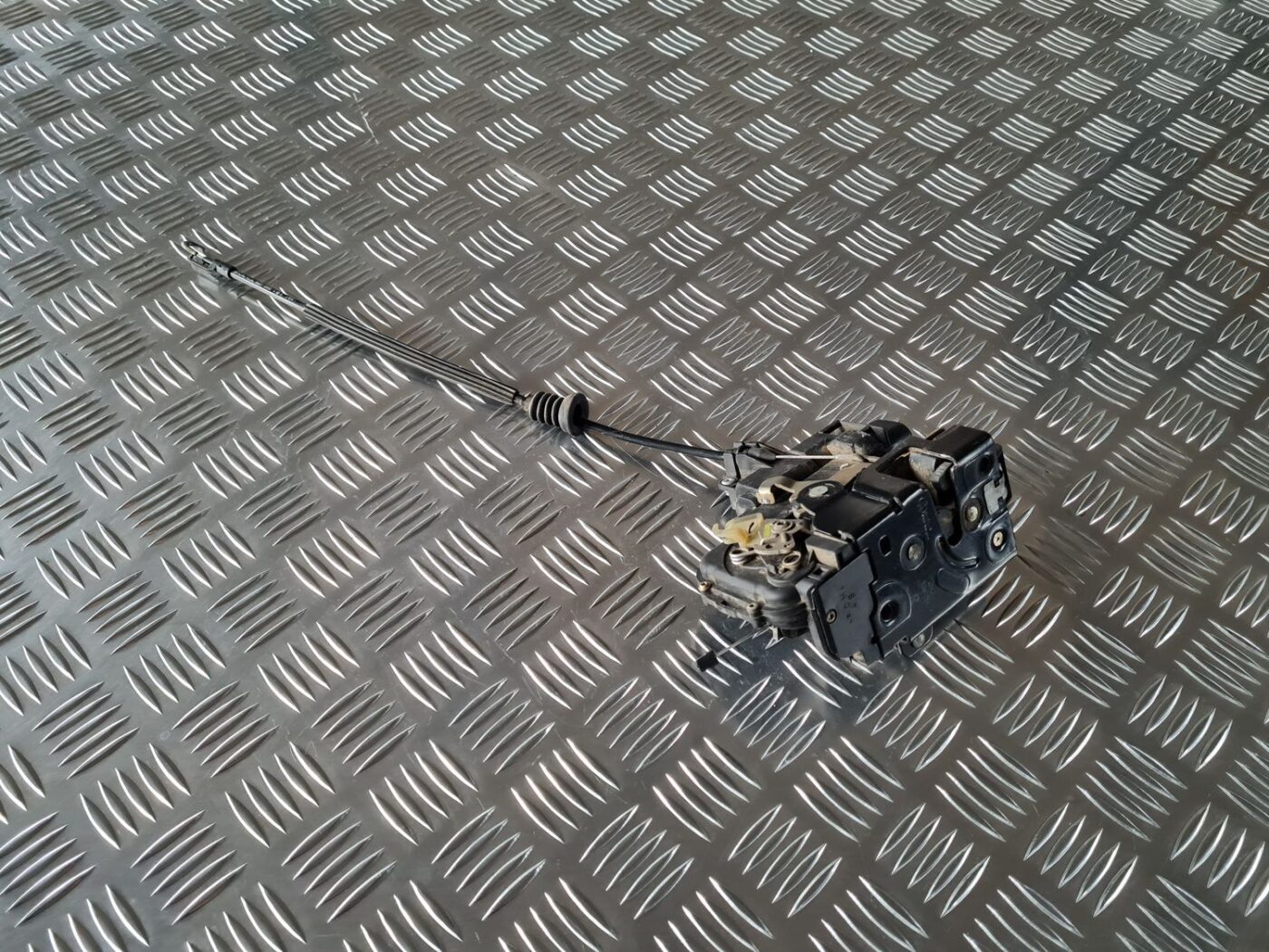 Priekšējo kreiso durvju slēdzene priekš VW GOLF IV 1999 4 Priekšējo kreiso durvju slēdzene priekš VW GOLF IV 1999