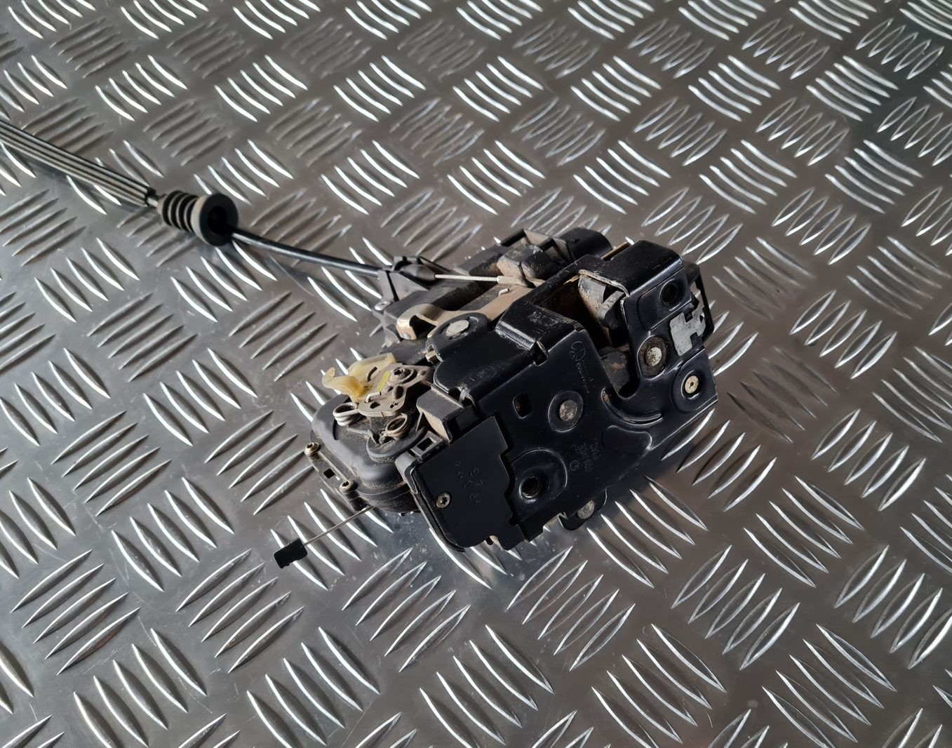 Priekšējo kreiso durvju slēdzene priekš VW GOLF IV 1999 3 Priekšējo kreiso durvju slēdzene priekš VW GOLF IV 1999