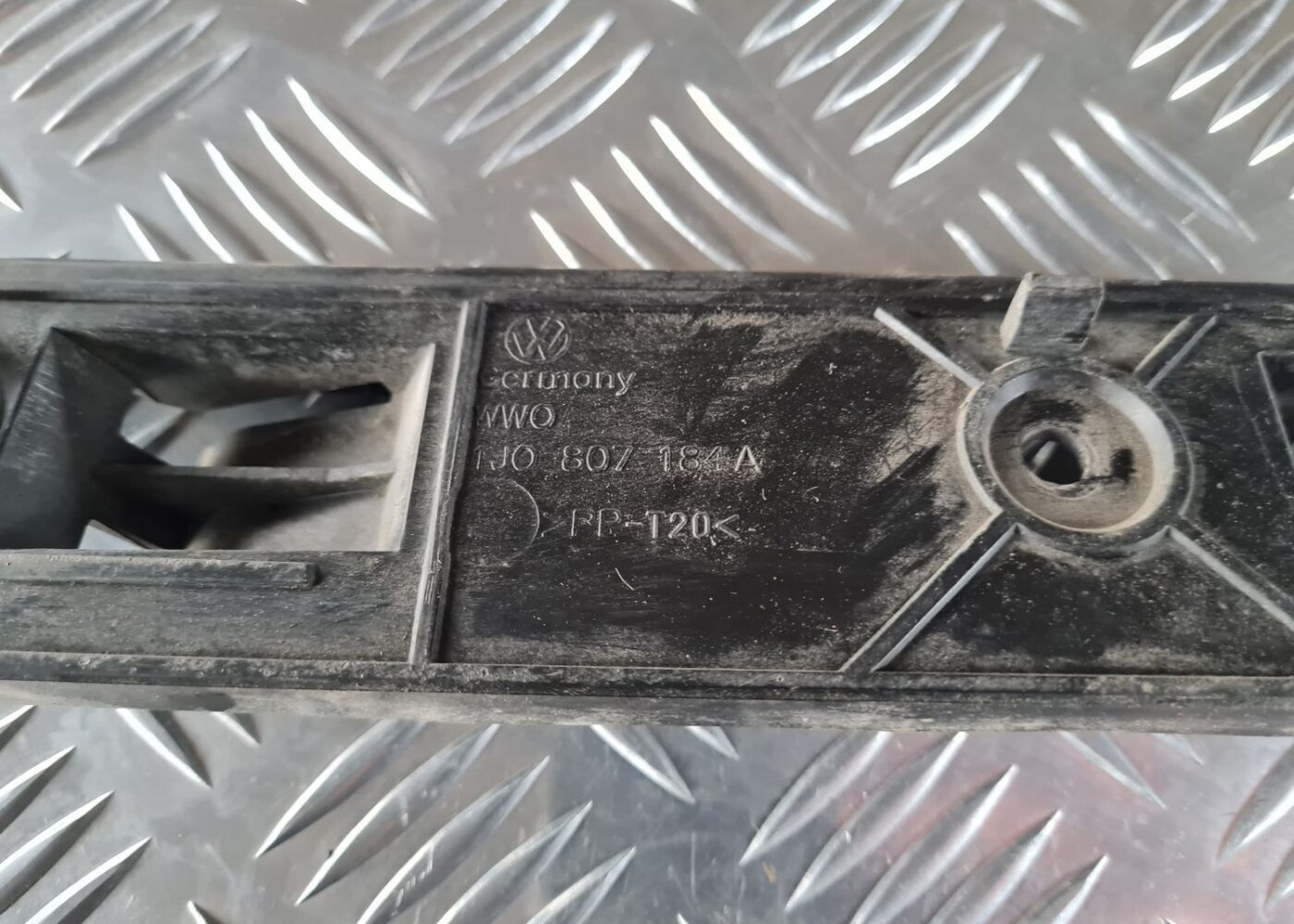 Priekšēja bufera kronšteins priekš VW GOLF IV 1999 2 Priekšēja bufera kronšteins priekš VW GOLF IV 1999