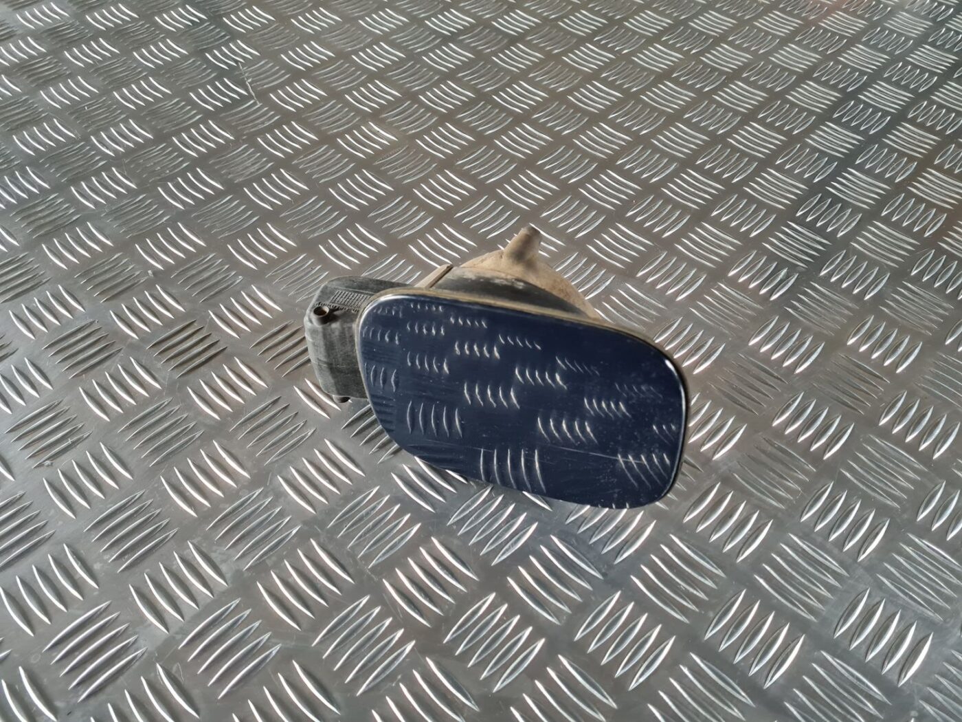 Degvielas tvertnes vāks priekš VW GOLF IV 1999 1 Degvielas tvertnes vāks priekš VW GOLF IV 1999