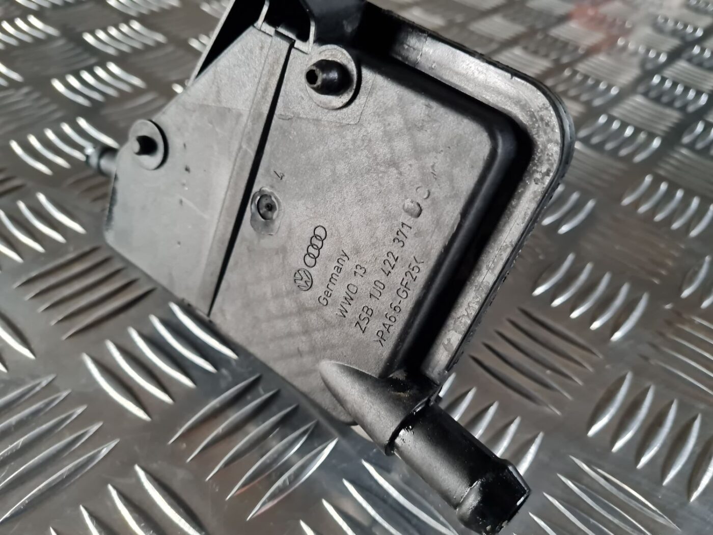 Stūres pastiprinātāja tvertne priekš VW GOLF IV 1999 2 Stūres pastiprinātāja tvertne priekš VW GOLF IV 1999