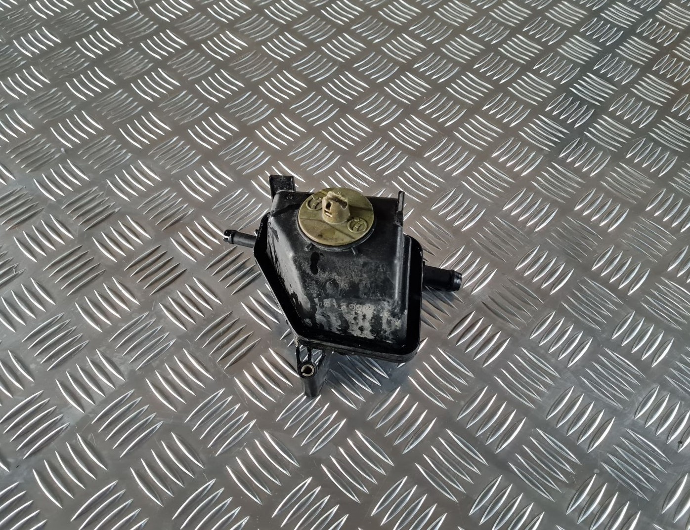 Stūres pastiprinātāja tvertne priekš VW GOLF IV 1999 3 Stūres pastiprinātāja tvertne priekš VW GOLF IV 1999