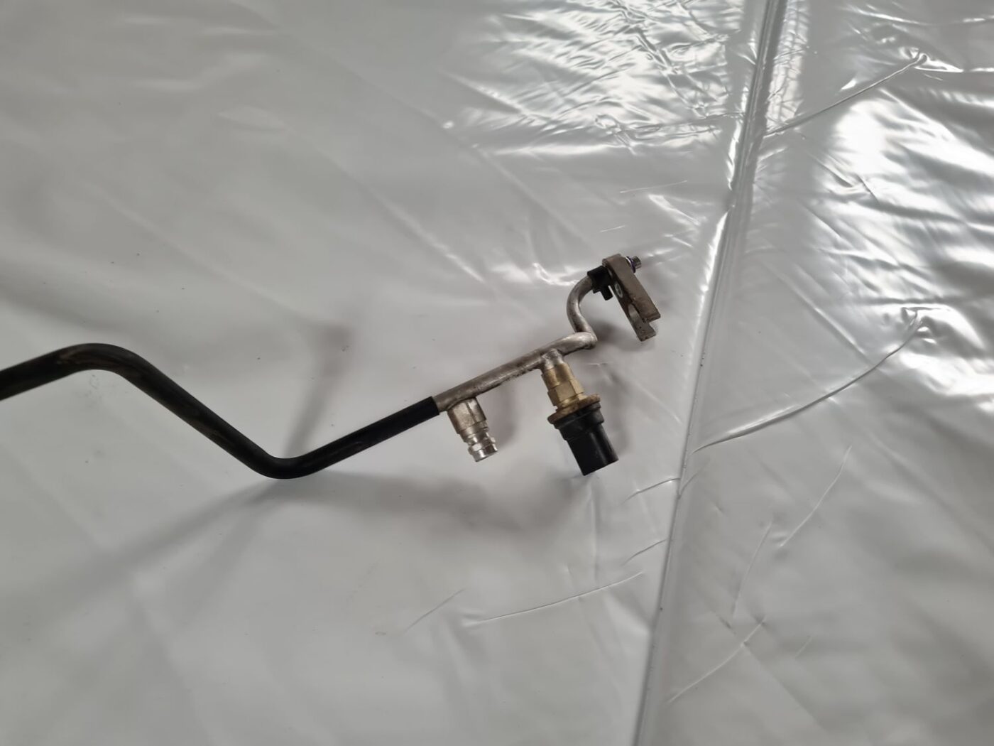 Gaisa kondicioniera galvenā caurule priekš VW GOLF IV 1999 2 Gaisa kondicioniera galvenā caurule priekš VW GOLF IV 1999