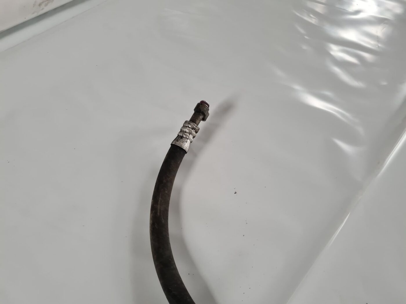 Gaisa kondicioniera galvenā caurule priekš VW GOLF IV 1999 2 Gaisa kondicioniera galvenā caurule priekš VW GOLF IV 1999