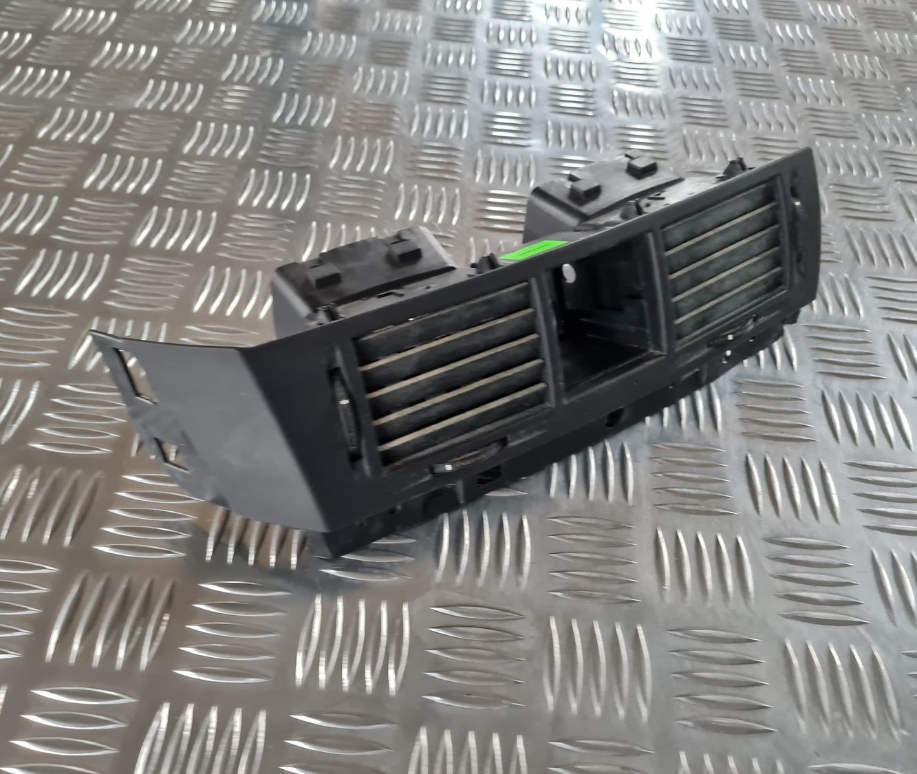 Mērinstrumentu paneļa gaisa vads, centrā priekš OPEL MERIVA 2004 2 Mērinstrumentu paneļa gaisa vads, centrā priekš OPEL MERIVA 2004