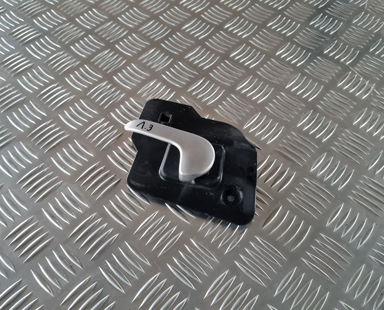 Salona durvju rokturis, priekšējais kreisais priekš OPEL MERIVA 2004 1 Salona durvju rokturis, priekšējais kreisais priekš OPEL MERIVA 2004