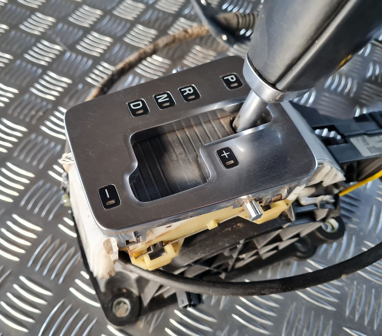 Ātrumu pārslēgšanas slēdzis priekš VOLVO S80 2007 Black 2 Ātrumu pārslēgšanas slēdzis priekš VOLVO S80 2007 Black