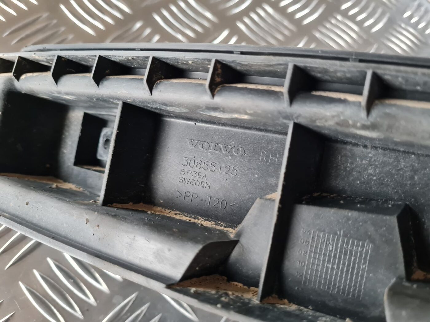 Aizmugurēja bufera kronšteins priekš VOLVO S80 2007 Black 2 Aizmugurēja bufera kronšteins priekš VOLVO S80 2007 Black