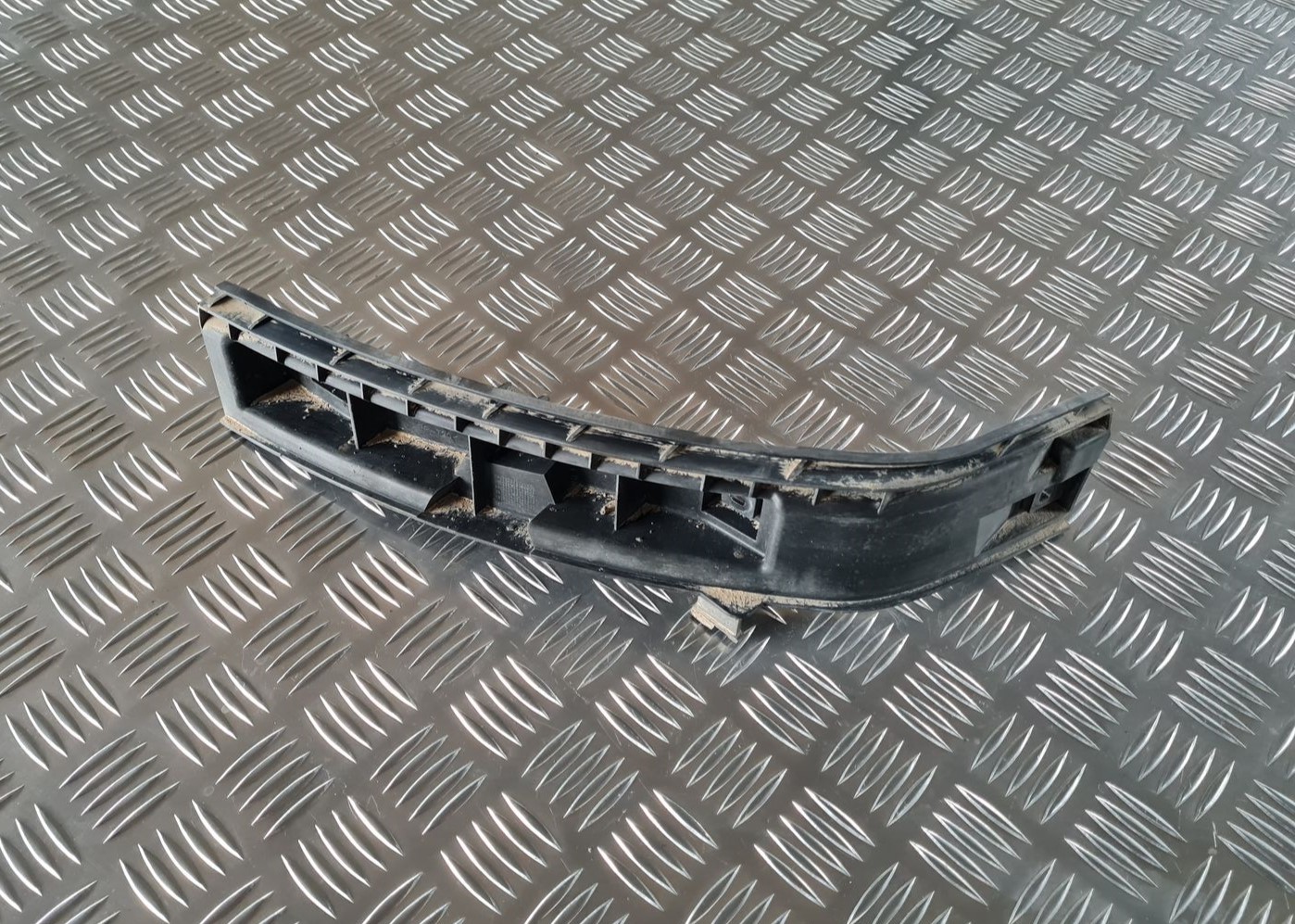 Aizmugurēja bufera kronšteins priekš VOLVO S80 2007 Black 4 Aizmugurēja bufera kronšteins priekš VOLVO S80 2007 Black