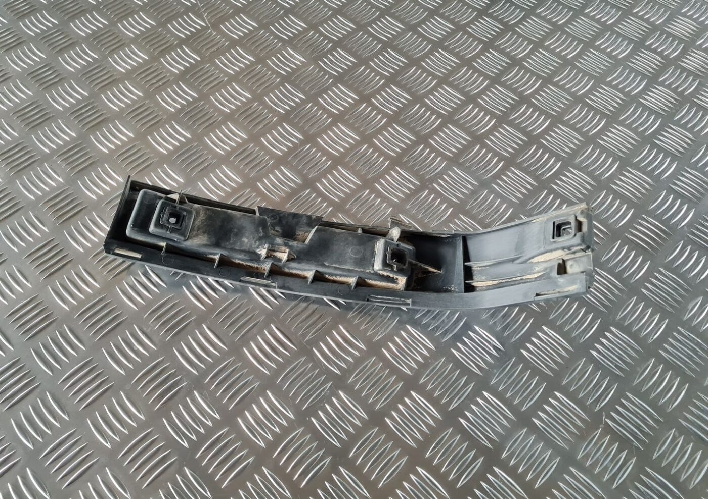 Aizmugurēja bufera kronšteins priekš VOLVO S80 2007 Black 3 Aizmugurēja bufera kronšteins priekš VOLVO S80 2007 Black