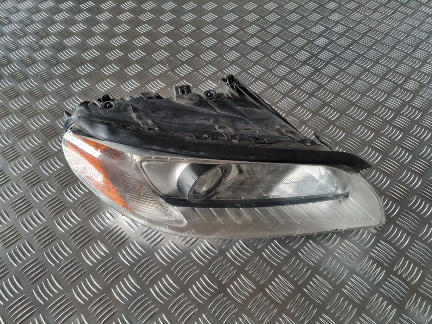 Priekšējais labais lukturis priekš VOLVO S80 2007 Black 1 Priekšējais labais lukturis priekš VOLVO S80 2007 Black