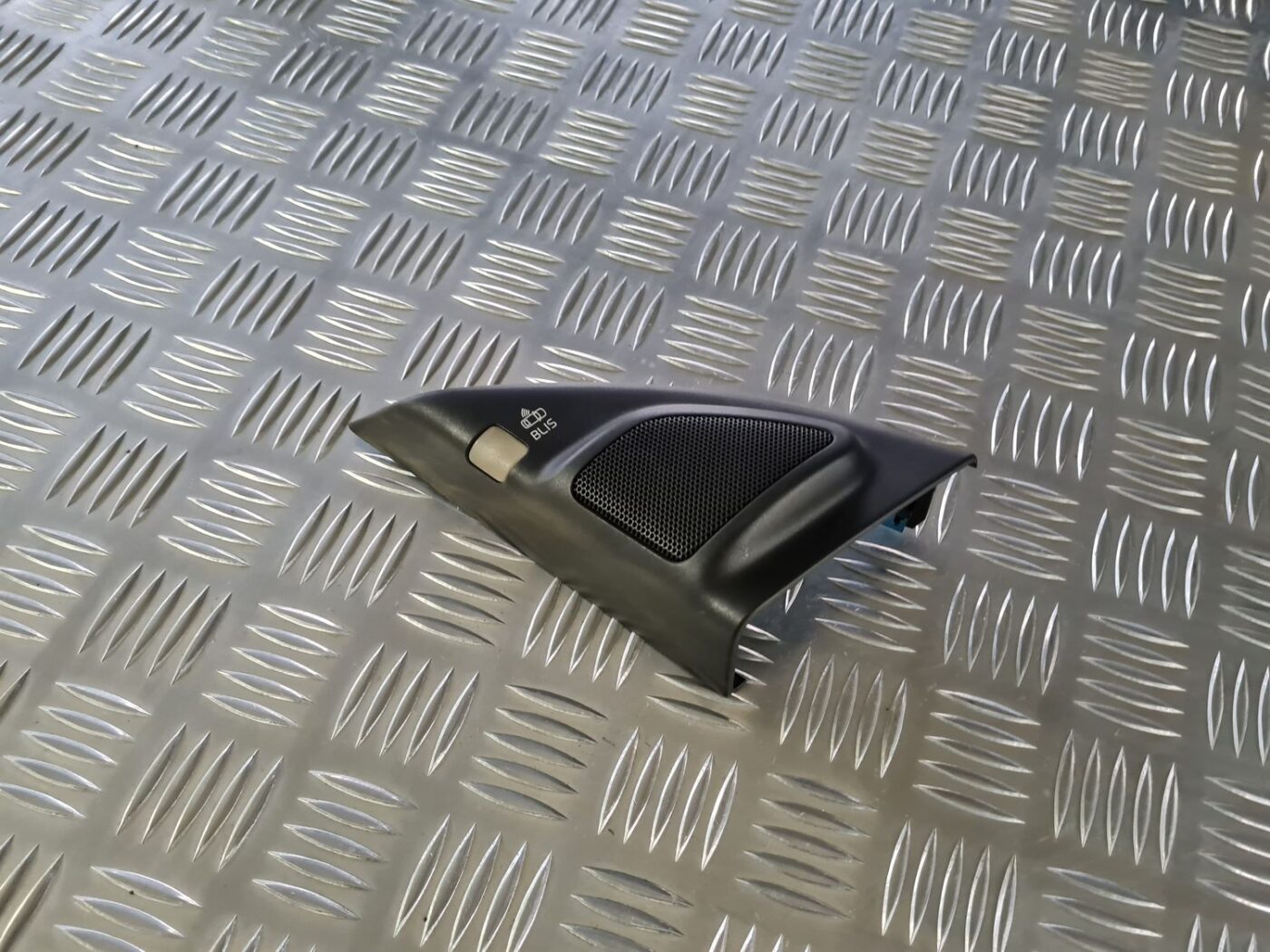 Durvju spoguļa apdares uzlika salonā (ar skaļruni) priekš VOLVO S80 2007 Black 1 Durvju spoguļa apdares uzlika salonā (ar skaļruni) priekš VOLVO S80 2007 Black