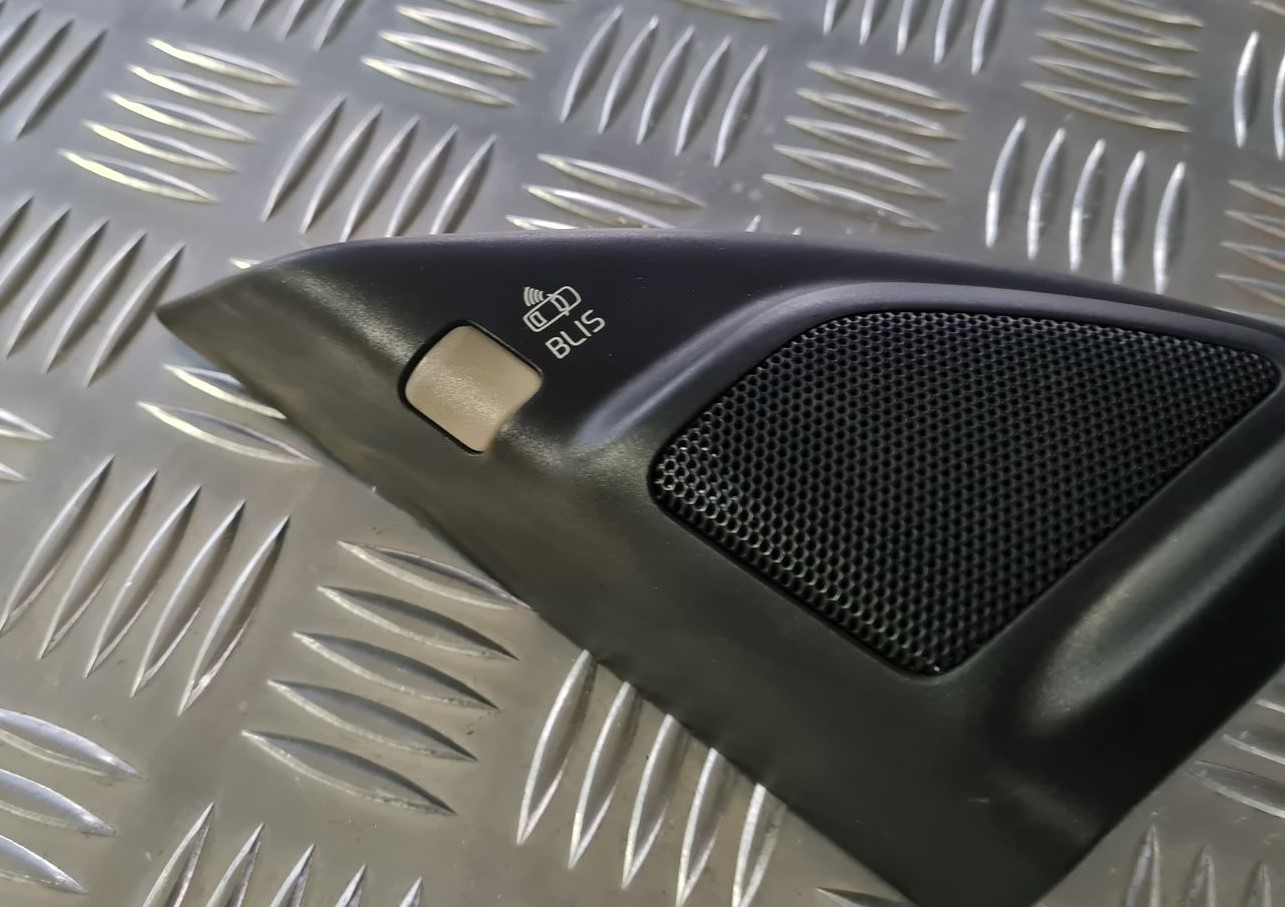 Durvju spoguļa apdares uzlika salonā (ar skaļruni) priekš VOLVO S80 2007 Black 2 Durvju spoguļa apdares uzlika salonā (ar skaļruni) priekš VOLVO S80 2007 Black