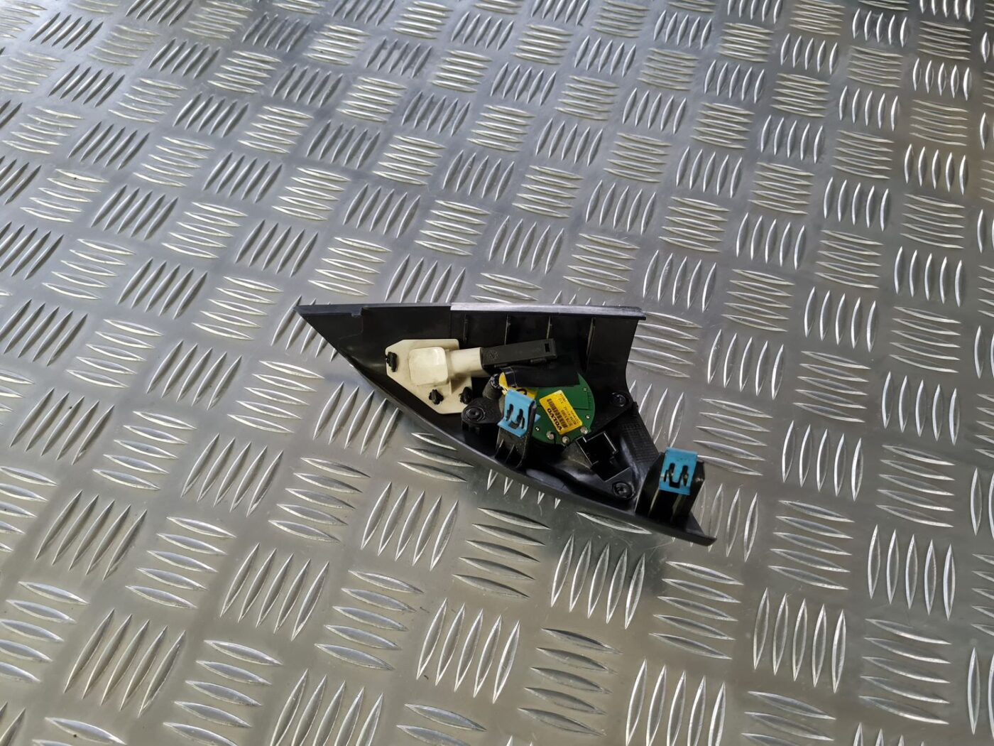 Durvju spoguļa apdares uzlika salonā (ar skaļruni) priekš VOLVO S80 2007 Black 4 Durvju spoguļa apdares uzlika salonā (ar skaļruni) priekš VOLVO S80 2007 Black