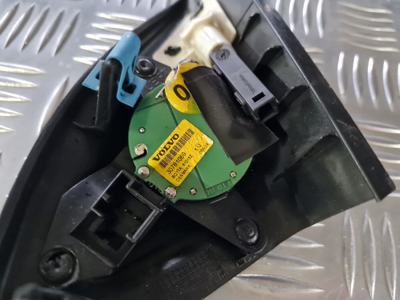 Durvju spoguļa apdares uzlika salonā (ar skaļruni) priekš VOLVO S80 2007 Black 3 Durvju spoguļa apdares uzlika salonā (ar skaļruni) priekš VOLVO S80 2007 Black