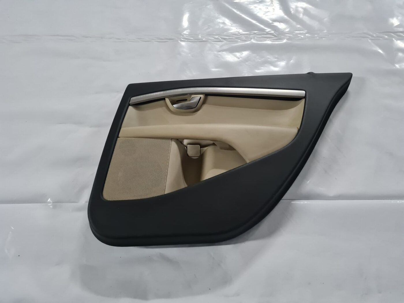 Aizmugurējo labo durvju apdare priekš VOLVO S80 2007 Black 1 Aizmugurējo labo durvju apdare priekš VOLVO S80 2007 Black