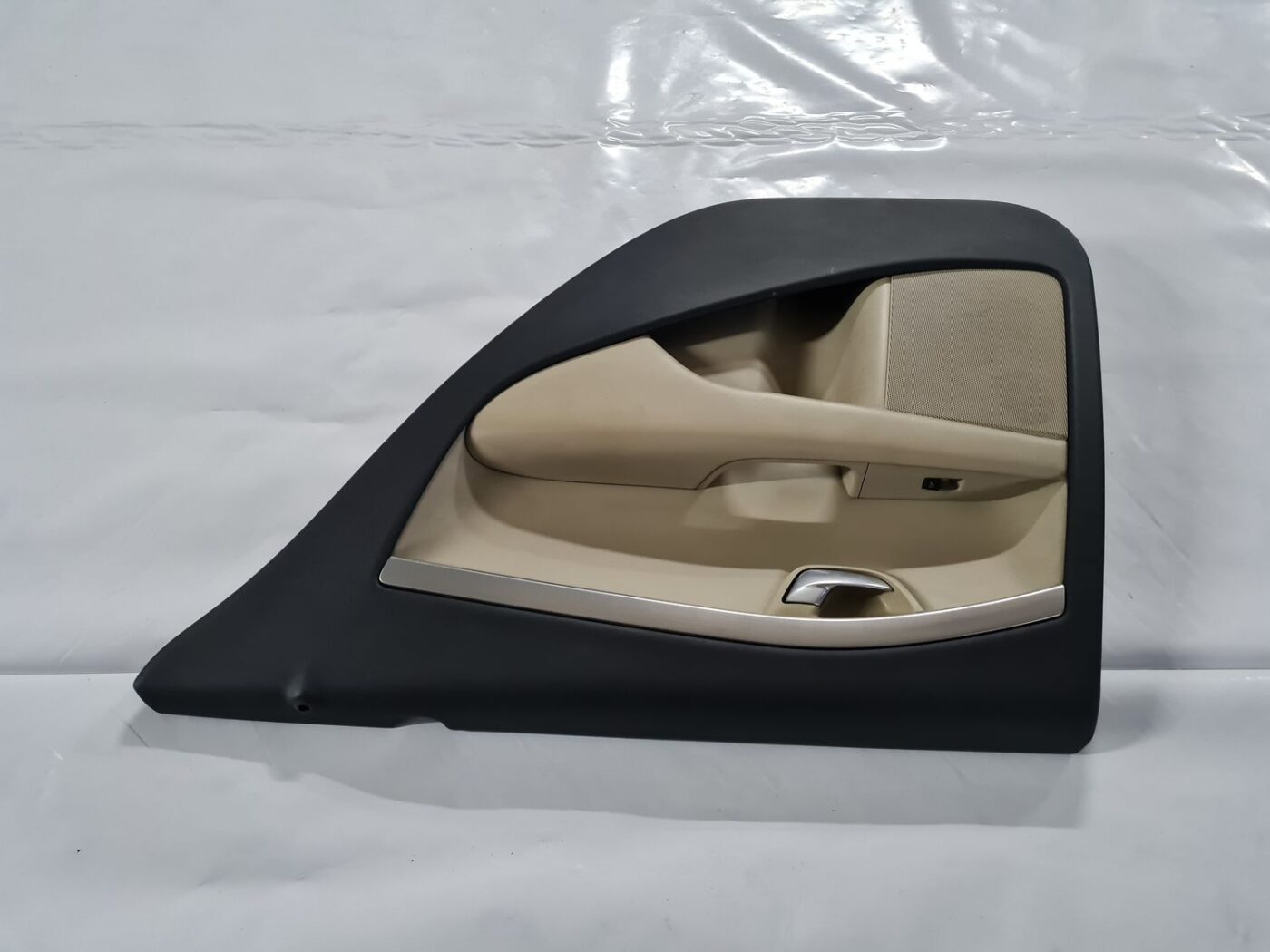 Aizmugurējo labo durvju apdare priekš VOLVO S80 2007 Black 2 Aizmugurējo labo durvju apdare priekš VOLVO S80 2007 Black