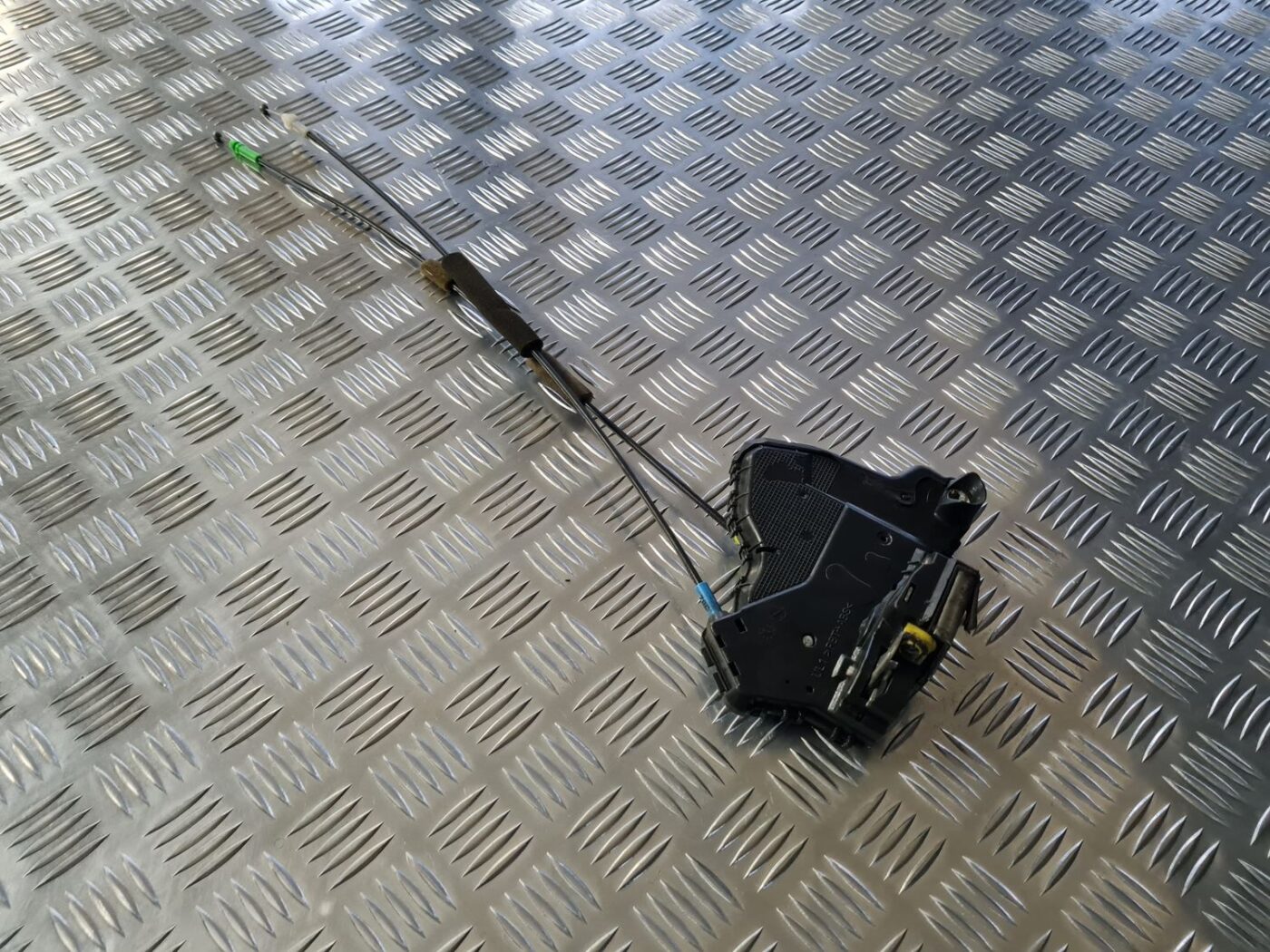 Aizmugurējo kreiso durvju slēdzene priekš TOYOTA AVENSIS 2010 1 Aizmugurējo kreiso durvju slēdzene priekš TOYOTA AVENSIS 2010