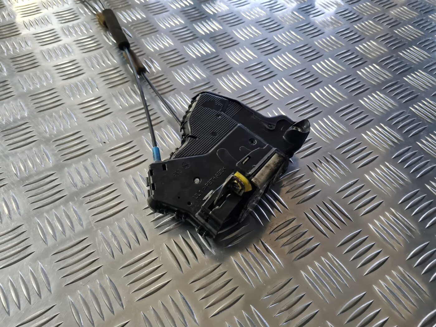 Aizmugurējo kreiso durvju slēdzene priekš TOYOTA AVENSIS 2010 2 Aizmugurējo kreiso durvju slēdzene priekš TOYOTA AVENSIS 2010