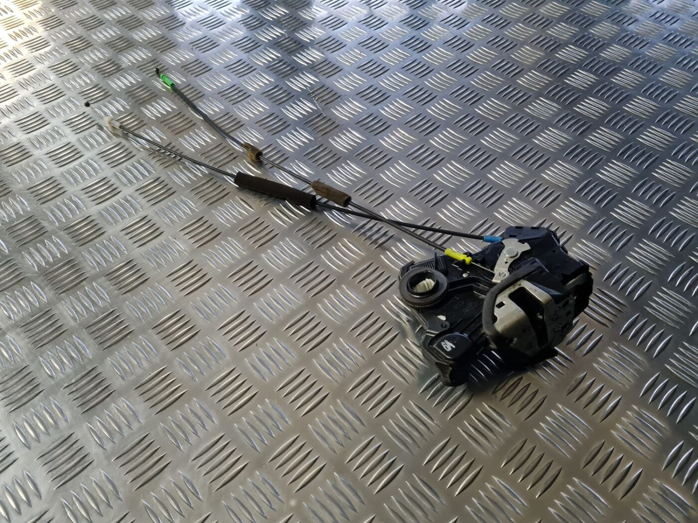 Aizmugurējo kreiso durvju slēdzene priekš TOYOTA AVENSIS 2010 4 Aizmugurējo kreiso durvju slēdzene priekš TOYOTA AVENSIS 2010