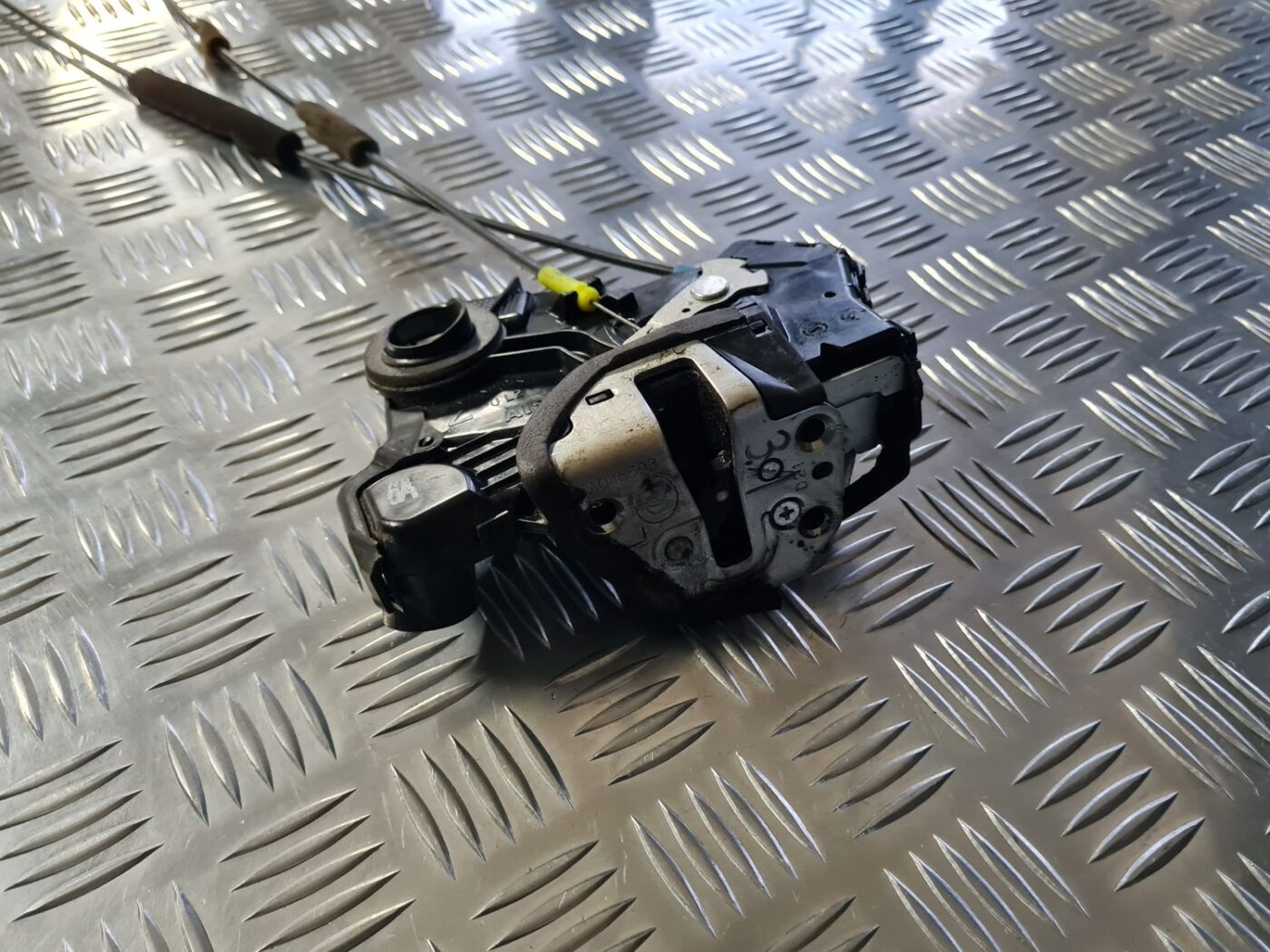 Aizmugurējo kreiso durvju slēdzene priekš TOYOTA AVENSIS 2010 3 Aizmugurējo kreiso durvju slēdzene priekš TOYOTA AVENSIS 2010