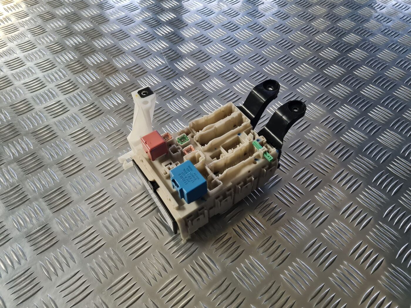 Drošinātāju bloks priekš TOYOTA AVENSIS 2010 1 Drošinātāju bloks priekš TOYOTA AVENSIS 2010