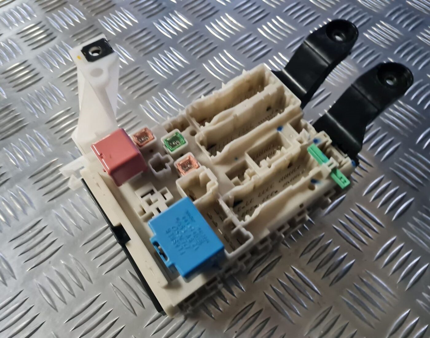 Drošinātāju bloks priekš TOYOTA AVENSIS 2010 2 Drošinātāju bloks priekš TOYOTA AVENSIS 2010