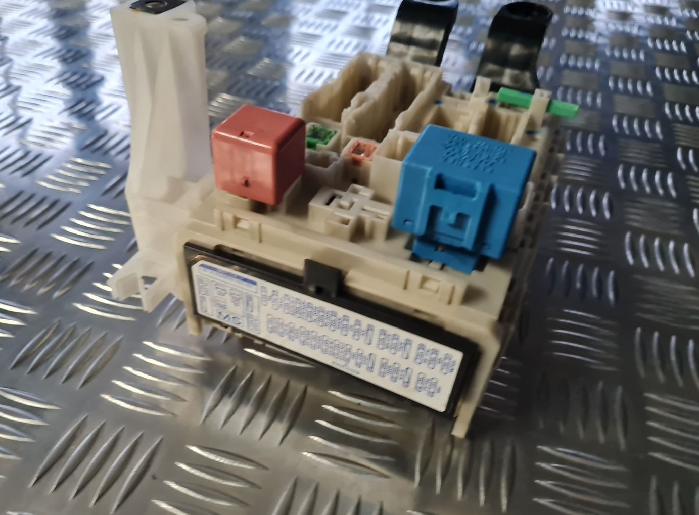 Drošinātāju bloks priekš TOYOTA AVENSIS 2010 5 Drošinātāju bloks priekš TOYOTA AVENSIS 2010