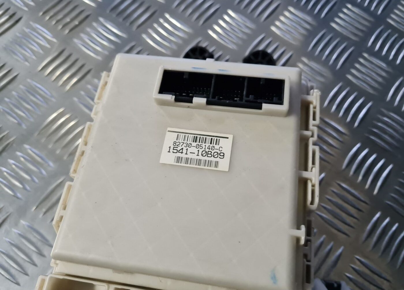 Drošinātāju bloks priekš TOYOTA AVENSIS 2010 3 Drošinātāju bloks priekš TOYOTA AVENSIS 2010