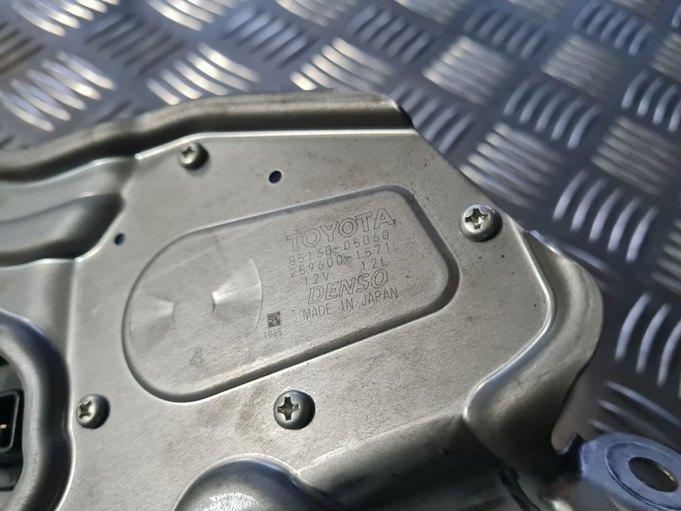 Aizmugurējā stikla tīrītāja motors priekš TOYOTA AVENSIS 2010 3 Aizmugurējā stikla tīrītāja motors priekš TOYOTA AVENSIS 2010